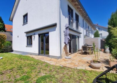 ***DEMNÄCHST NEU IM ANGEBOT***                                    “LIVING NOW im modernen Familientraum! Wundervolles Reihenendhaus aus dem Jahr 2014 wartet mit seinen 159m² Wohnflächen und vielen Nutzflächen auf neue Bewohner im Herzen von Affalterbach!