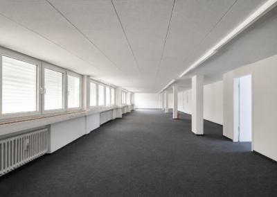 *DEMNÄCHST IM ANGEBOT***                                                             Ausgedehnte Büroflächen mit Großbüro, 3 separaten Büros, Mitarbeiterküche, Serverraum, Sanitärbereiche und Archiv, ergänzt durch mindestens 10 PKW Stellplätze – Alles optional erweiter- oder teilbar.